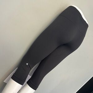 Lululemon size 6 capris